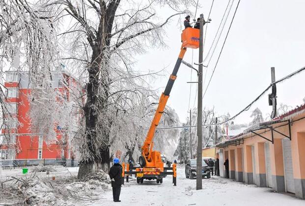 受強(qiáng)雨雪大風(fēng)冰凍天氣影響，吉林延邊全力搶修供電線路