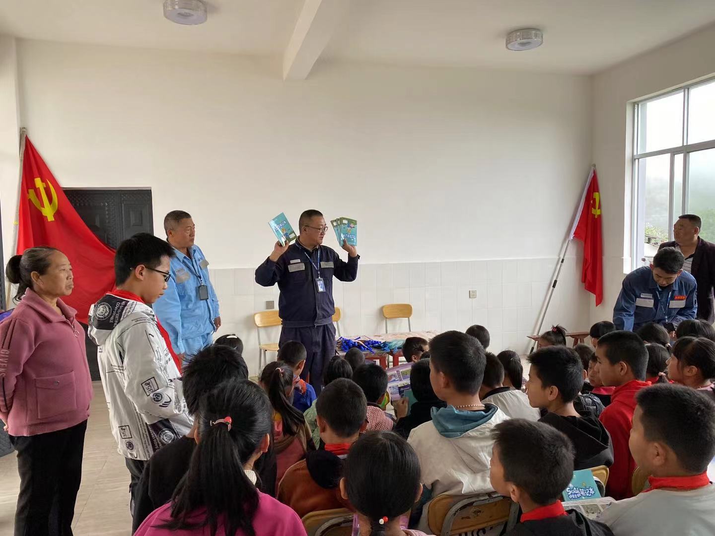 黨團聯(lián)合帶安全宣講進校園，“電”亮未來助成長