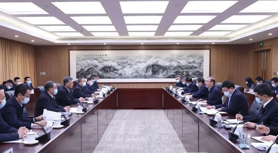 辛保安、張智剛與新疆維吾爾自治區(qū)、新疆生產(chǎn)建設(shè)兵團(tuán)領(lǐng)導(dǎo)會(huì)談