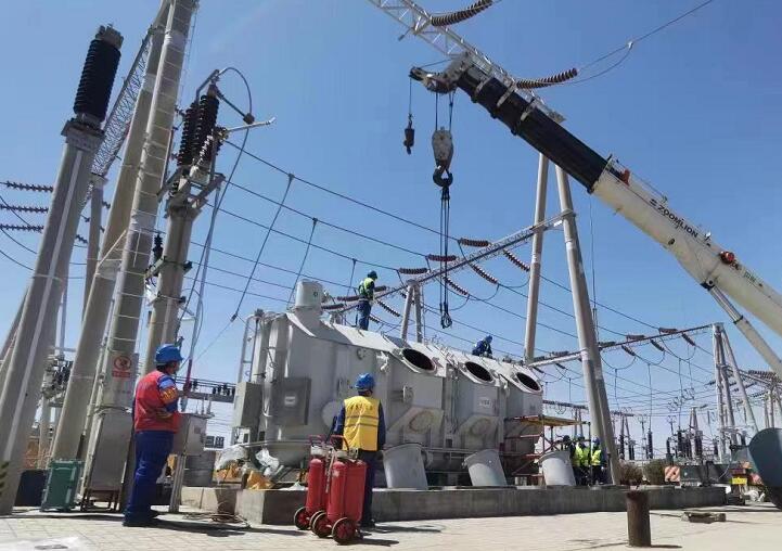 吊罩成功！主變大修工程為“綠色電”保駕護(hù)航