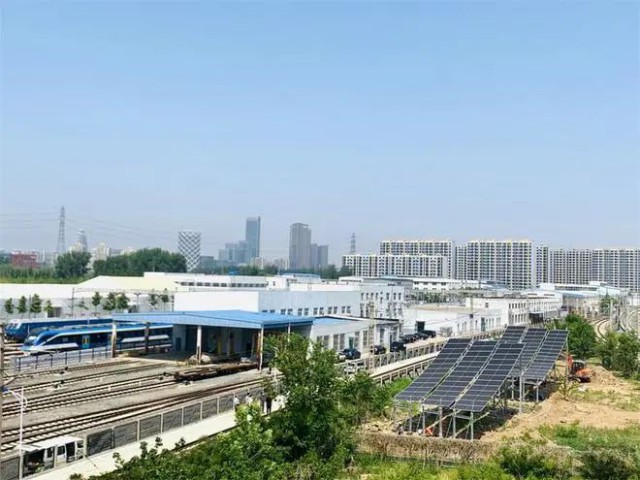 全國首個(gè)！英利集團(tuán)“光伏+鐵路”示范項(xiàng)目順利并網(wǎng)