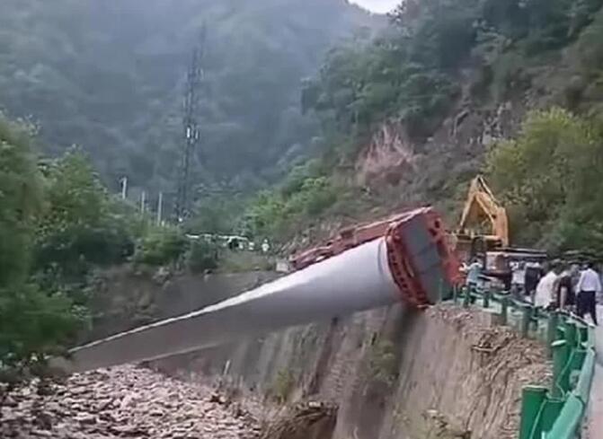 陜西寶雞隴縣：80米風(fēng)電扇葉運輸車歪倒，正救援