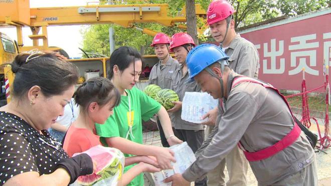 四川什邡：電力工人高溫保電忙，社區(qū)群眾熱情慰問表感謝