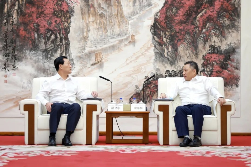 中國(guó)能建黨委書(shū)記、董事長(zhǎng)宋海良與朝陽(yáng)市市長(zhǎng)謝衛(wèi)東會(huì)談