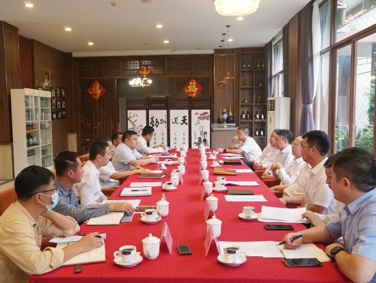 中國電建黨委常委、副總經(jīng)理徐鵬程與海南萬寧市委書記蓋文啟、市長王三防座談