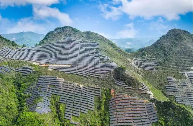 全國(guó)首例！吉電股份“大容量、高坡度”集中式山地光伏項(xiàng)目并網(wǎng)