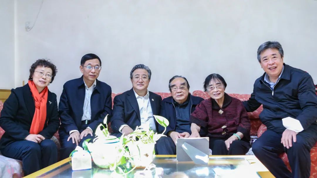 余劍鋒春節(jié)前夕看望慰問核工業(yè)老領(lǐng)導(dǎo)蔣心雄、陳肇博