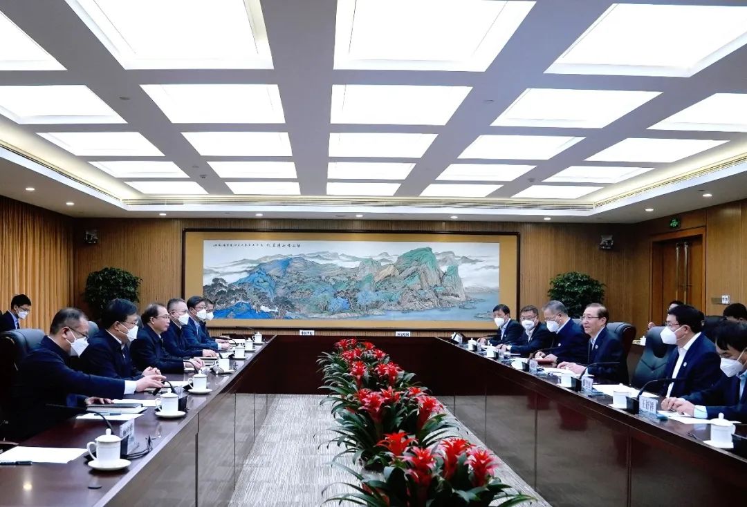 華電集團(tuán)董事長(zhǎng)江毅、總經(jīng)理葉向東與國(guó)家電網(wǎng)董事長(zhǎng)辛保安、總經(jīng)理張智剛舉行會(huì)談