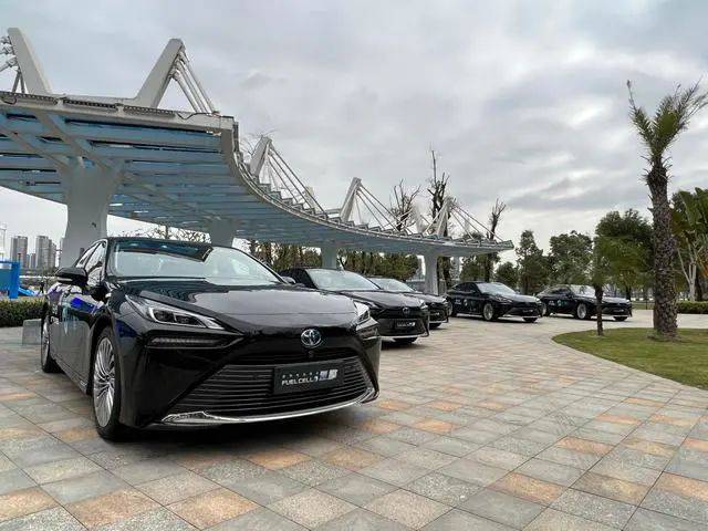 全國首個(gè)氫燃料電池轎車全場(chǎng)景規(guī)?；痉哆\(yùn)營項(xiàng)目正式啟動(dòng)