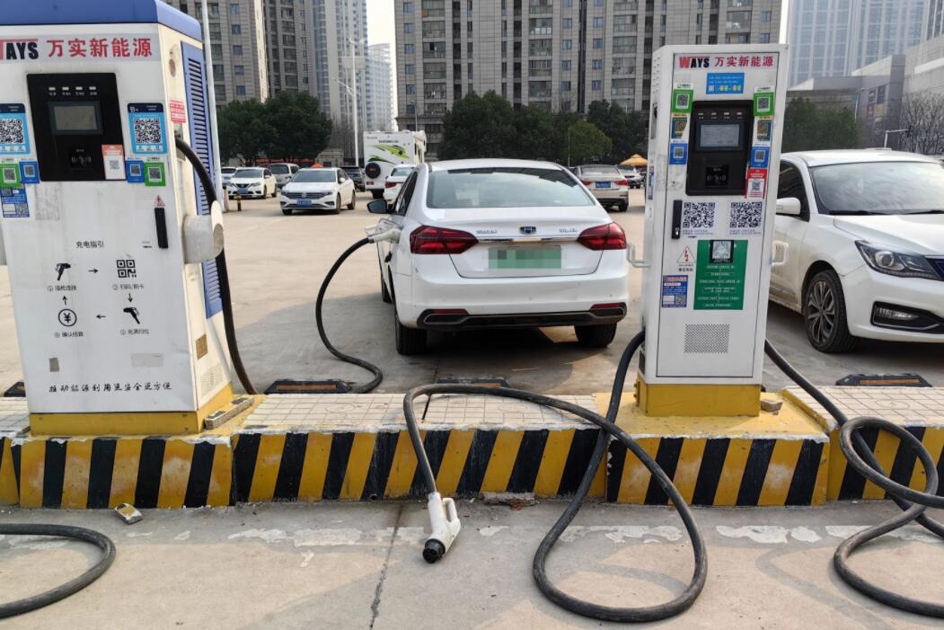新能源車充電槍被扔積水中，對“城市家電”需多加愛護(hù)