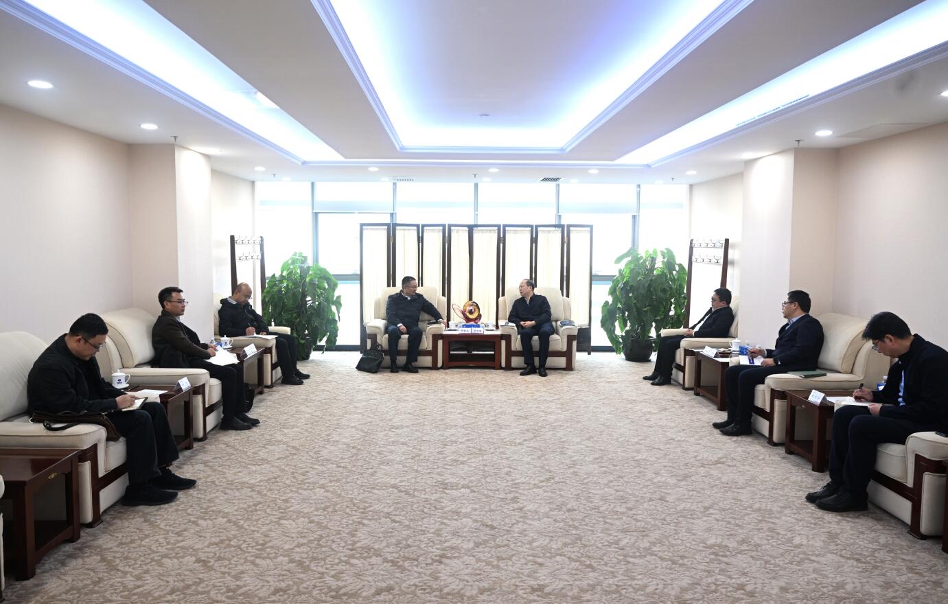 中國電建黨委常委、副總經(jīng)理徐鵬程與西藏開發(fā)投資集團黨委書記、董事長祁騰武會談