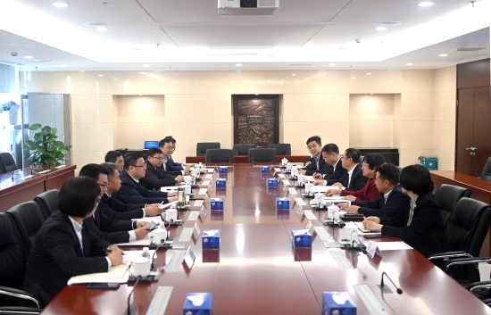 中國電建黨委常委、副總經(jīng)理王小軍與中國華電集團(tuán)黨組成員、副總經(jīng)理李旭紅會談