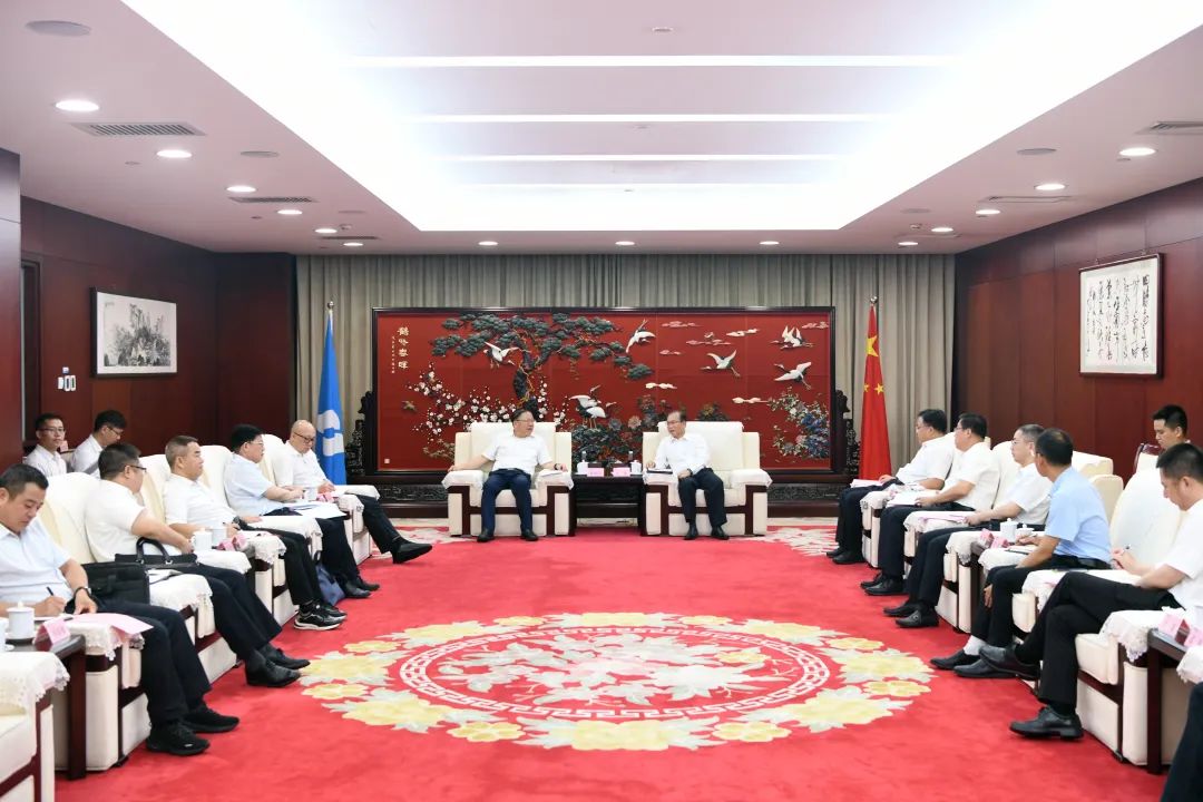 江毅與廣西壯族自治區(qū)人民政府黨組成員、國資委黨委書記秦如培舉行會(huì)談