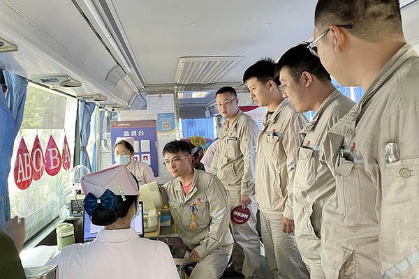 臨汾熱電公司組織“熱血與大愛同流，真情與奉獻同行”無償獻血活動