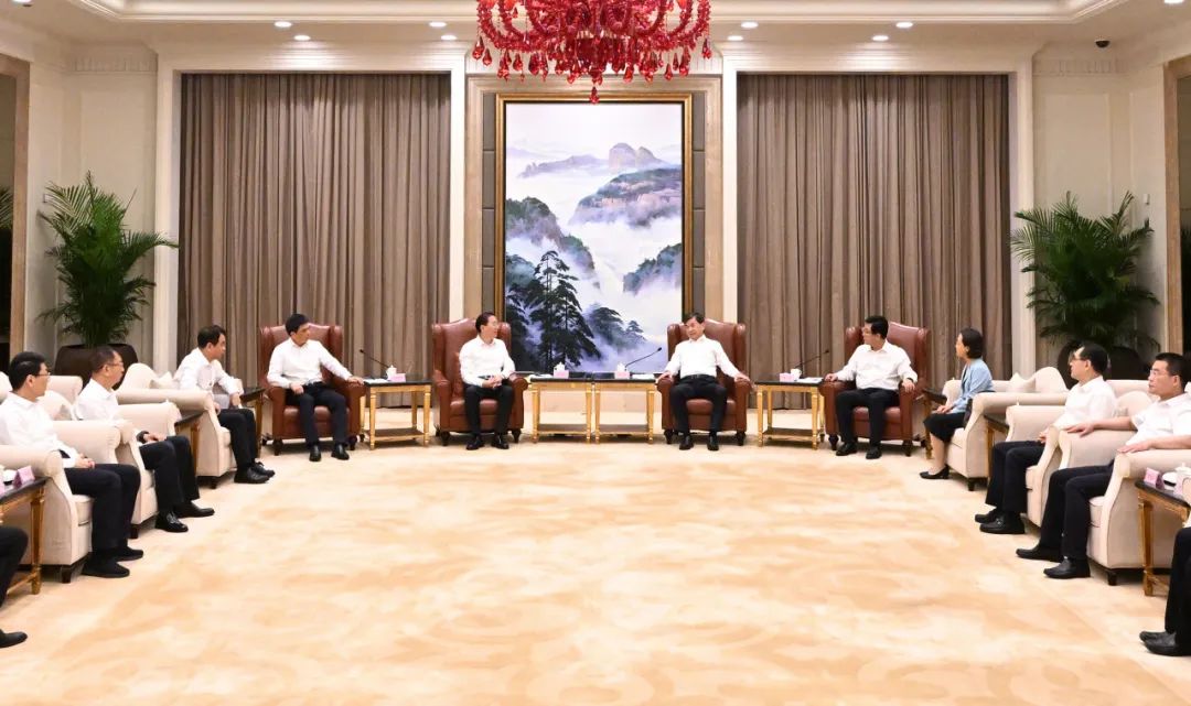 國家電網(wǎng)公司董事長、黨組書辛保安與福建省委書記周祖翼、省長趙龍會談