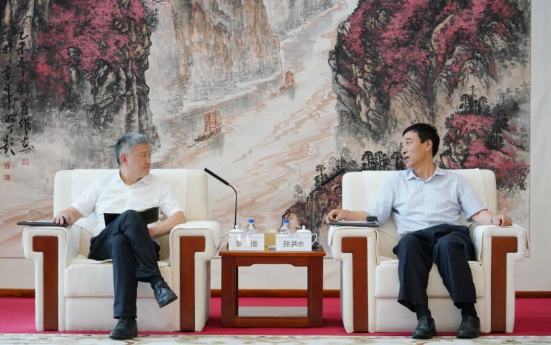 中國能建黨委副書記、總經(jīng)理孫洪水與重慶兩江投資集團(tuán)黨委書記、董事長李謹(jǐn)會談