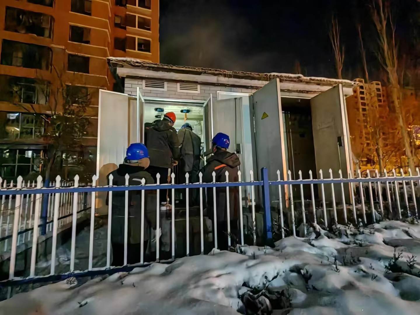 風(fēng)雪來襲入冬寒，電力搶修送溫暖