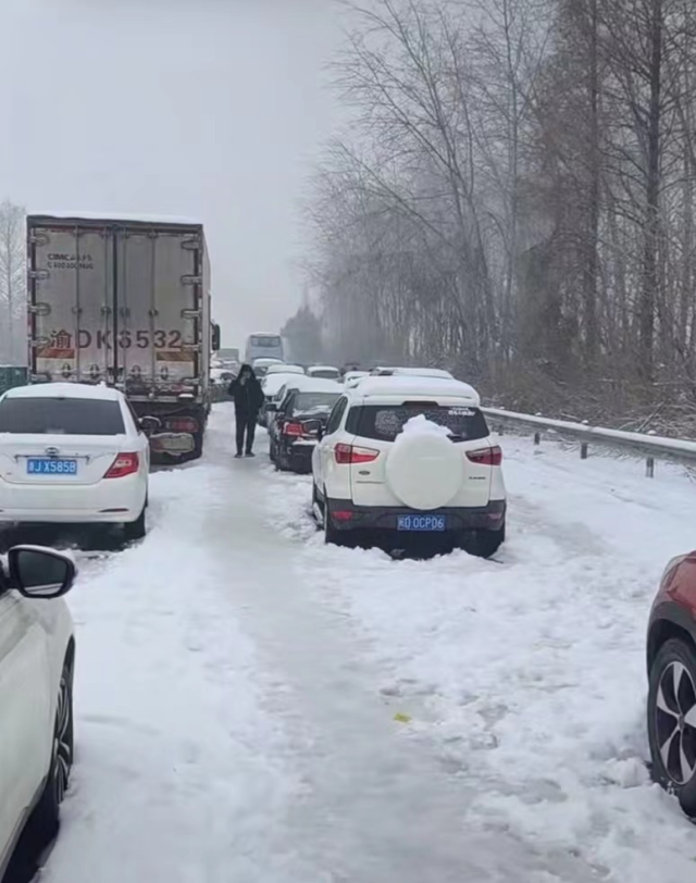 湖北凍雨暴雪導(dǎo)致高速公路堵塞，電動汽車再現(xiàn)“趴窩”