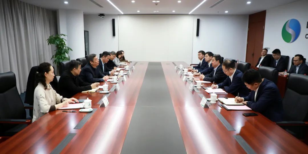 中國電氣裝備黨委書記、董事長白忠泉會(huì)見上海市經(jīng)濟(jì)和信息化委員會(huì)副主任戎之勤