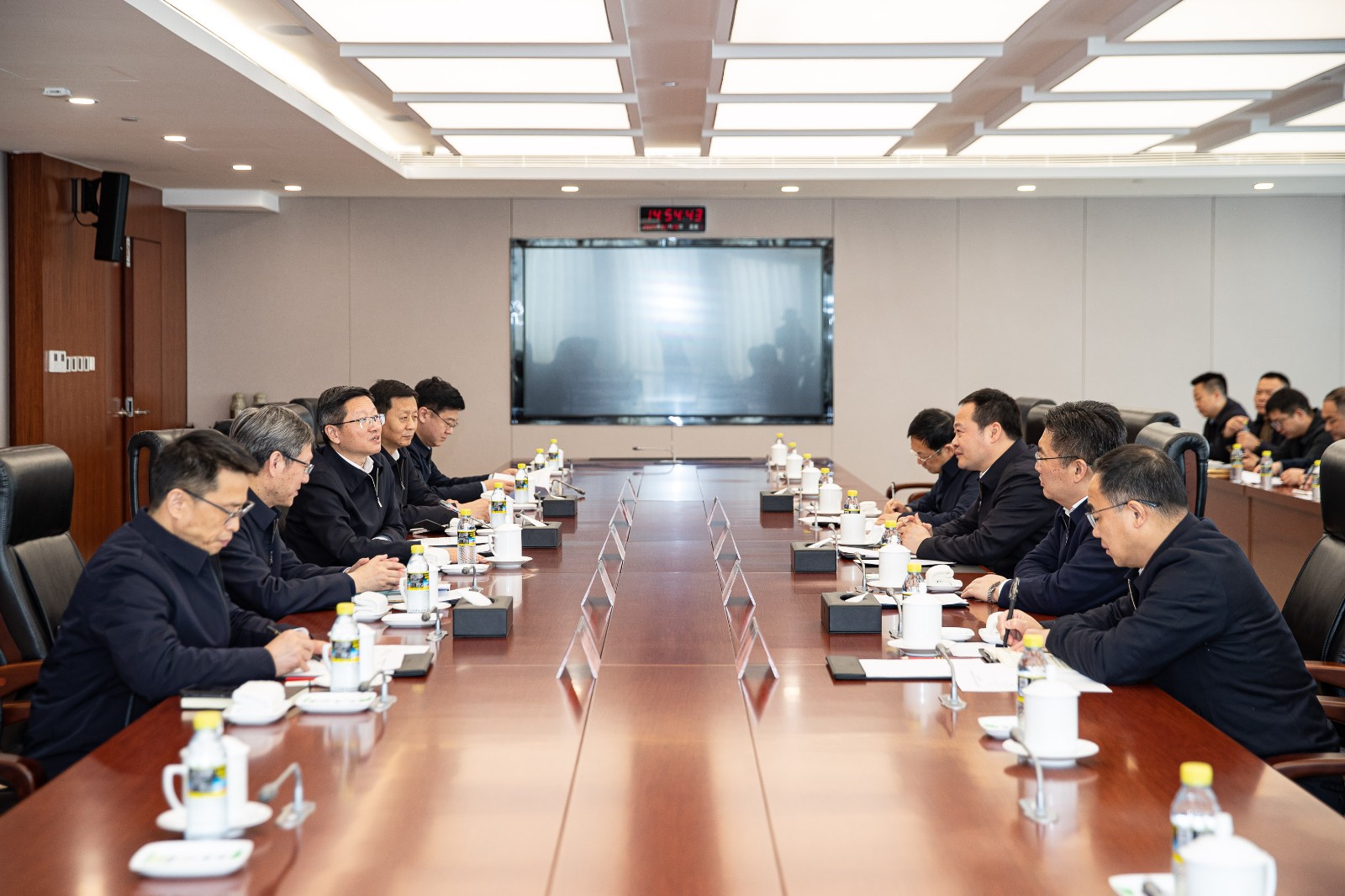 國家能源集團(tuán)公司總經(jīng)理、黨組副書記余兵會(huì)見上饒市委書記陳云