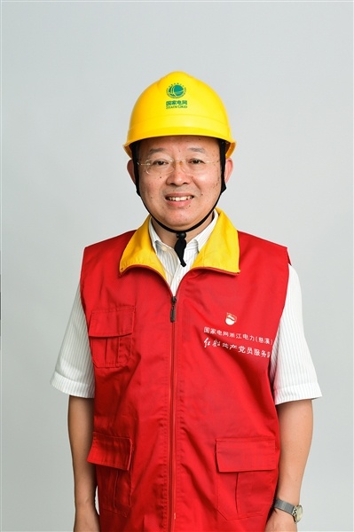 全國(guó)人大代表、國(guó)網(wǎng)浙江慈溪市供電公司客服中心社區(qū)經(jīng)理錢海軍——讓訴訟服務(wù)之光照亮千家萬(wàn)戶