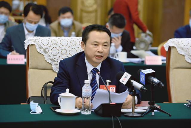 【兩會好聲音】全國人大代表、天能控股董事長張?zhí)烊危和苿印犊稍偕茉捶ā沸抻?，保障國家能源安? /></a></div>
				<div   id=