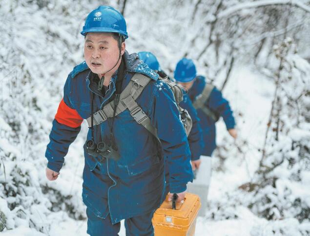 【國網(wǎng)楷?！恐芗t亮：巡行秦嶺深處 守護(hù)線路安全