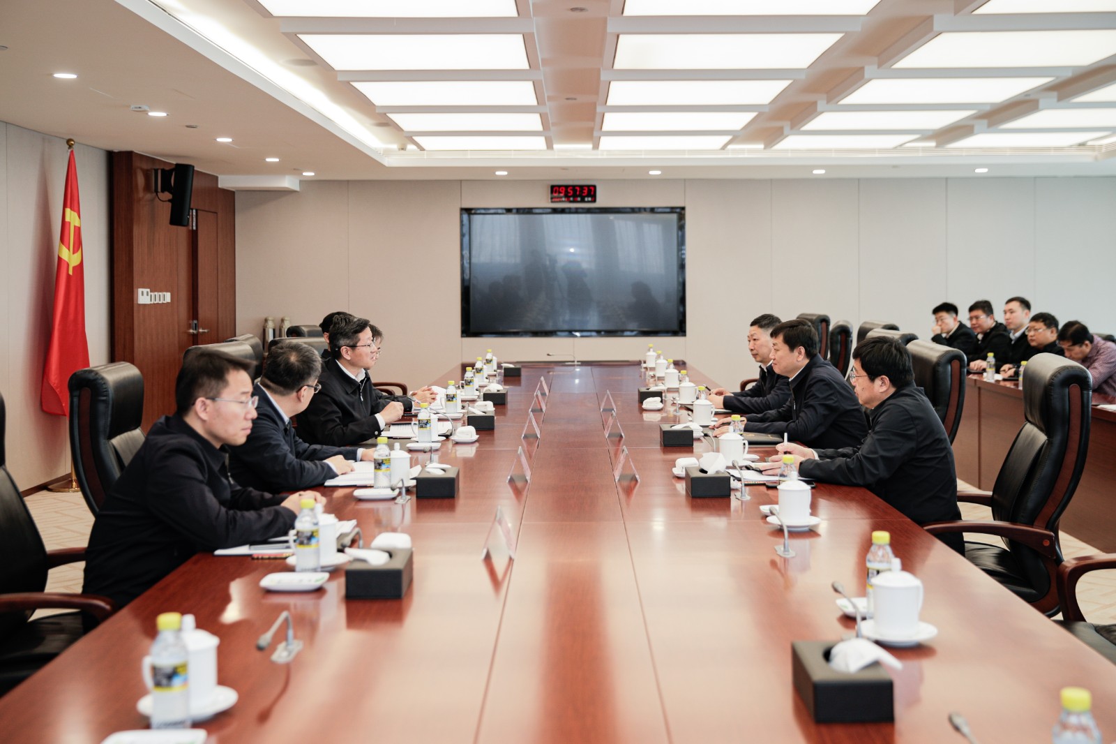 國(guó)家能源集團(tuán)總經(jīng)理、黨組副書記余兵會(huì)見衡水市委副書記、市長(zhǎng)董曉航