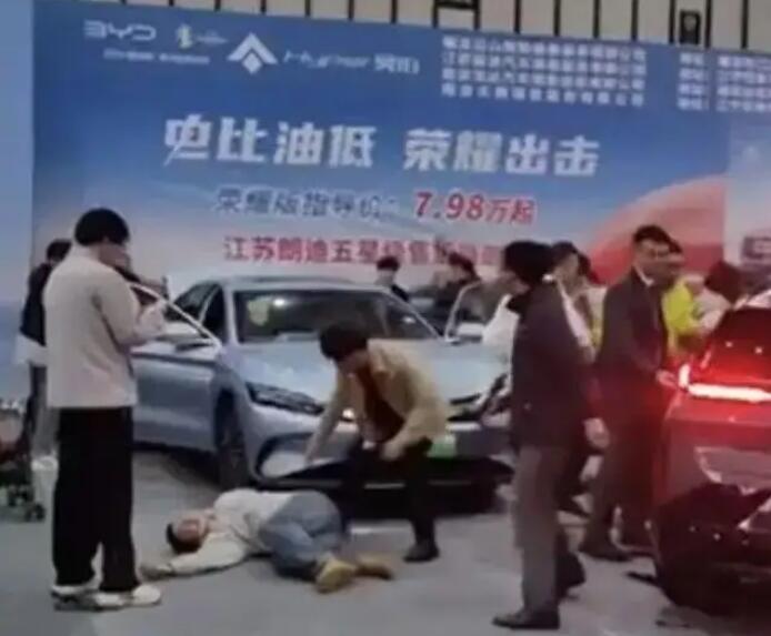 突然啟動(dòng)!參展車(chē)撞傷5人，車(chē)企最新回應(yīng)