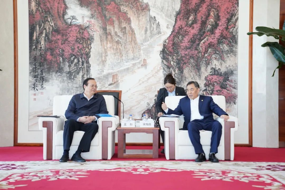中國能建黨委書記、董事長宋海良與歐洲自然科學(xué)院院士、中國發(fā)展研究院院長王彤會談