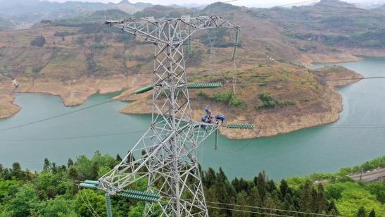 貴州興義供電局高空之上，用責任守護安全送去光明