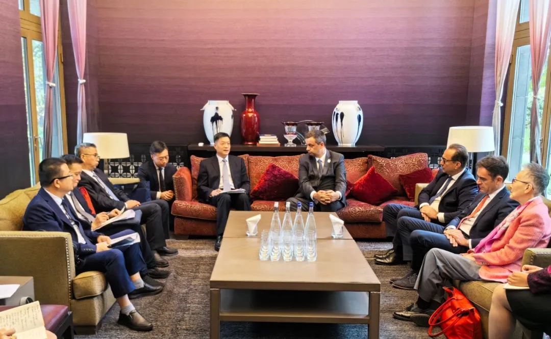 東方電氣集團(tuán)黨組書記、董事長(zhǎng)俞培根與法國(guó)電力集團(tuán)董事長(zhǎng)兼首席執(zhí)行官呂克·雷蒙會(huì)談