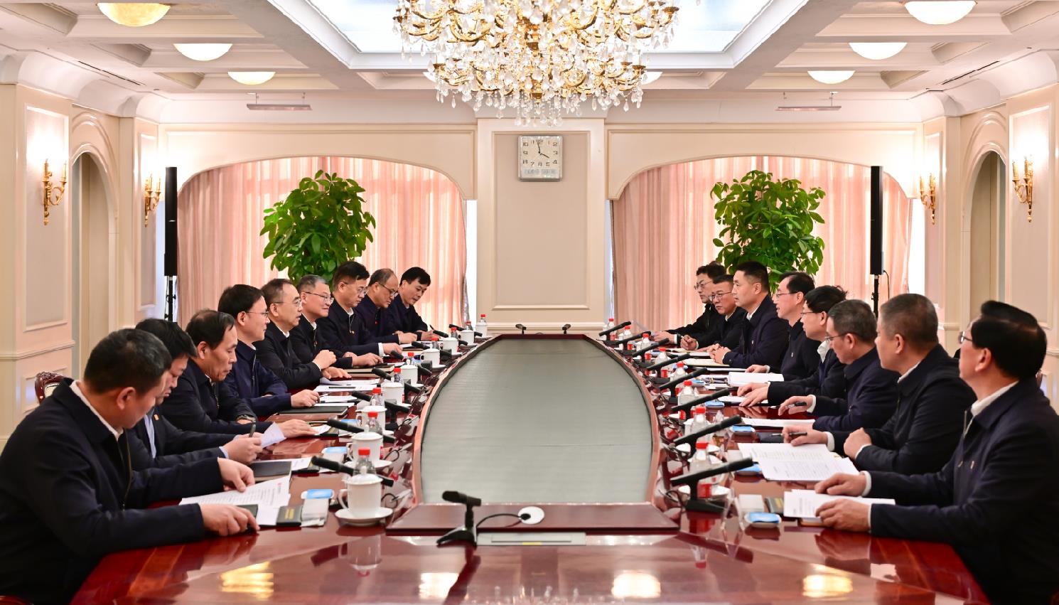 大唐集團(tuán)董事長(zhǎng)鄒磊、總經(jīng)理張傳江與中國(guó)安能董事長(zhǎng)陳奕輝、總經(jīng)理周慶豐會(huì)談