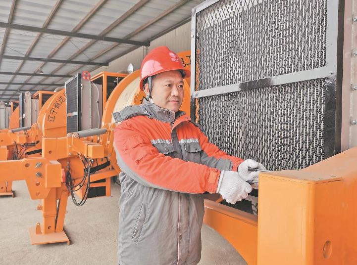【國網特等勞?！筷愓穑簞?chuàng)新攻堅步履不停 破解電網施工難題